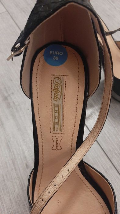 Szpilki Buffalo nowe