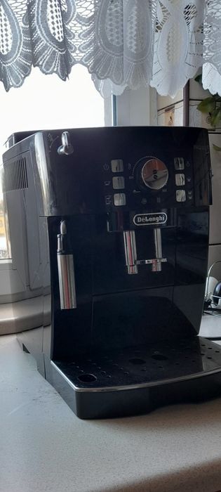 Ekspres ciśnieniowy do kawy z młynkiem   De ' Longni  Magnifica S