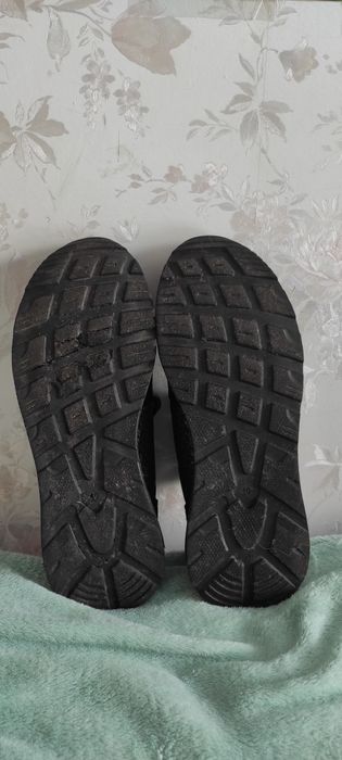 Кроссовки(кросівки) женские(жіночі) кожаные(шкіряні) черного цвета б/у