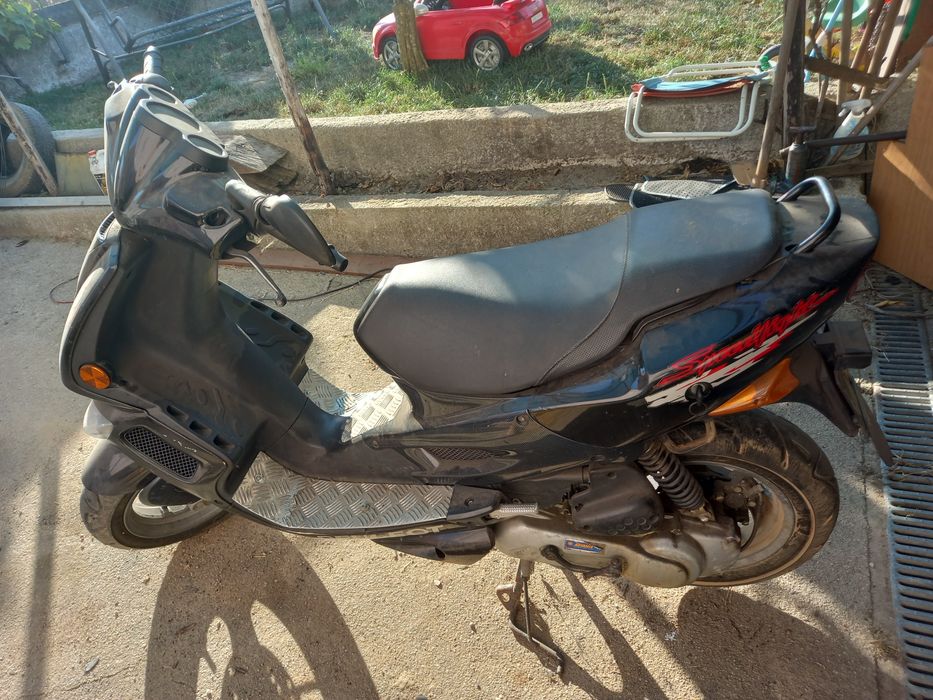 Acelera/ scooter.