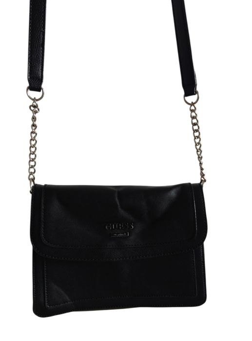 Markowa skórzana czarna torebka Guess na ramię kuferek