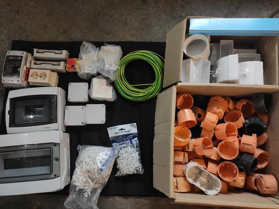 Pozostałości po budowie, puszki,kable,rozdzielnica,przewód,elektryka