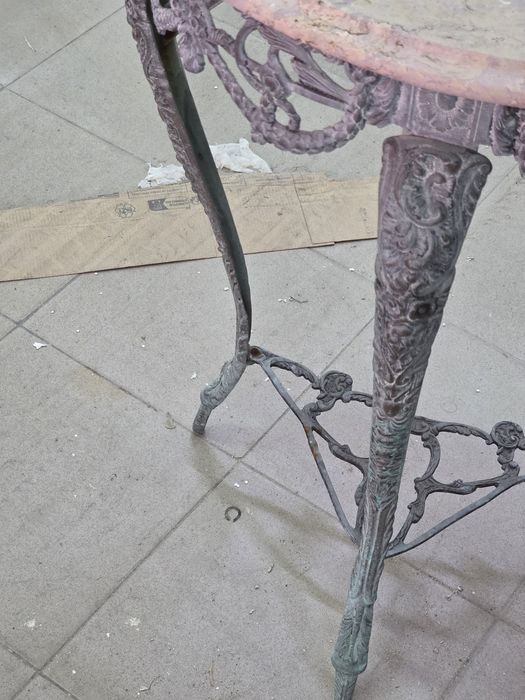 Mesa com tampo em mármore