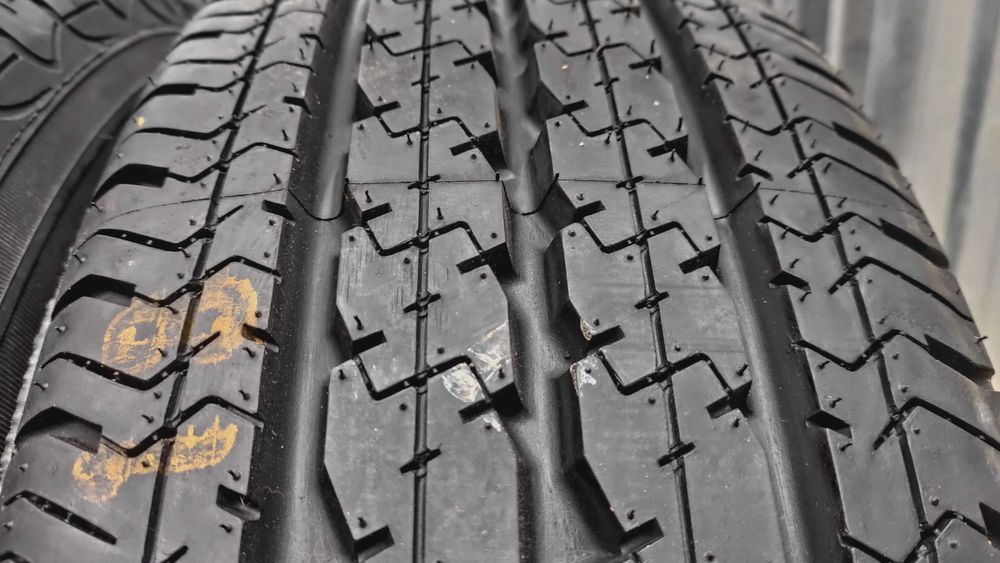 Шини 215/70R15C. Pirelli. Michelin с