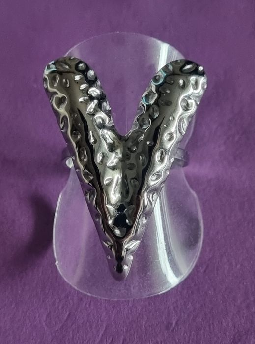 Anel prateado, em aço inoxidável, em forma de coração. Ajustável