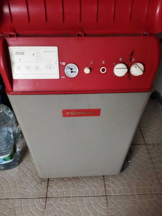 Caldeira Ferroli + 2 bombas Grundfos a funcionar + 1 tanque de águas