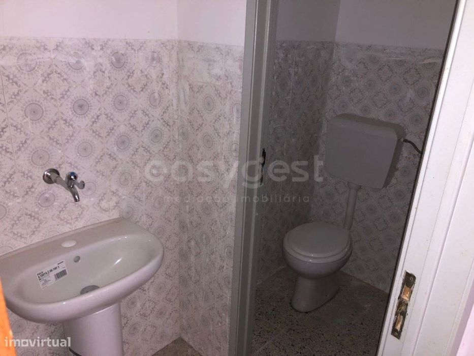 Loja com 210m² em cave com acesso direto à rua
