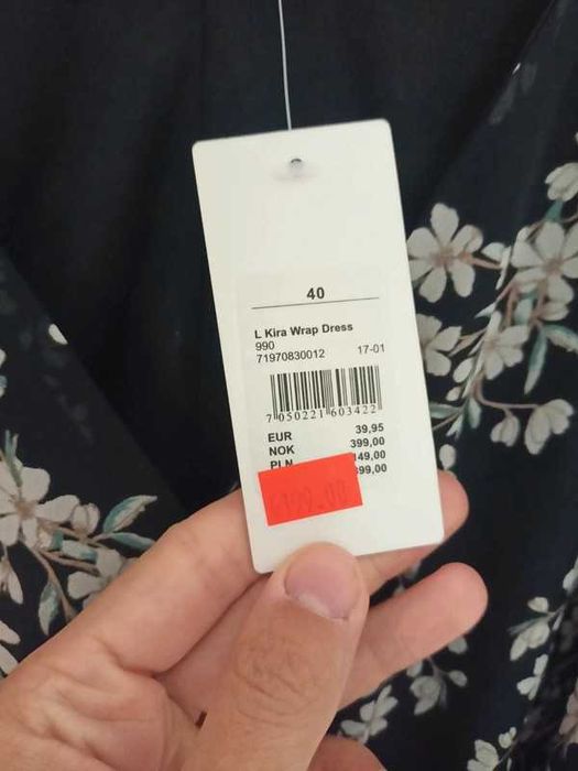 Nowa sukienka z metką