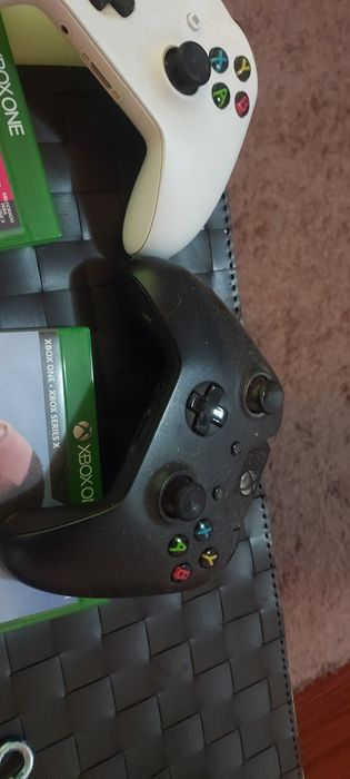 Xbox One S 500 GB com jogos e comandos