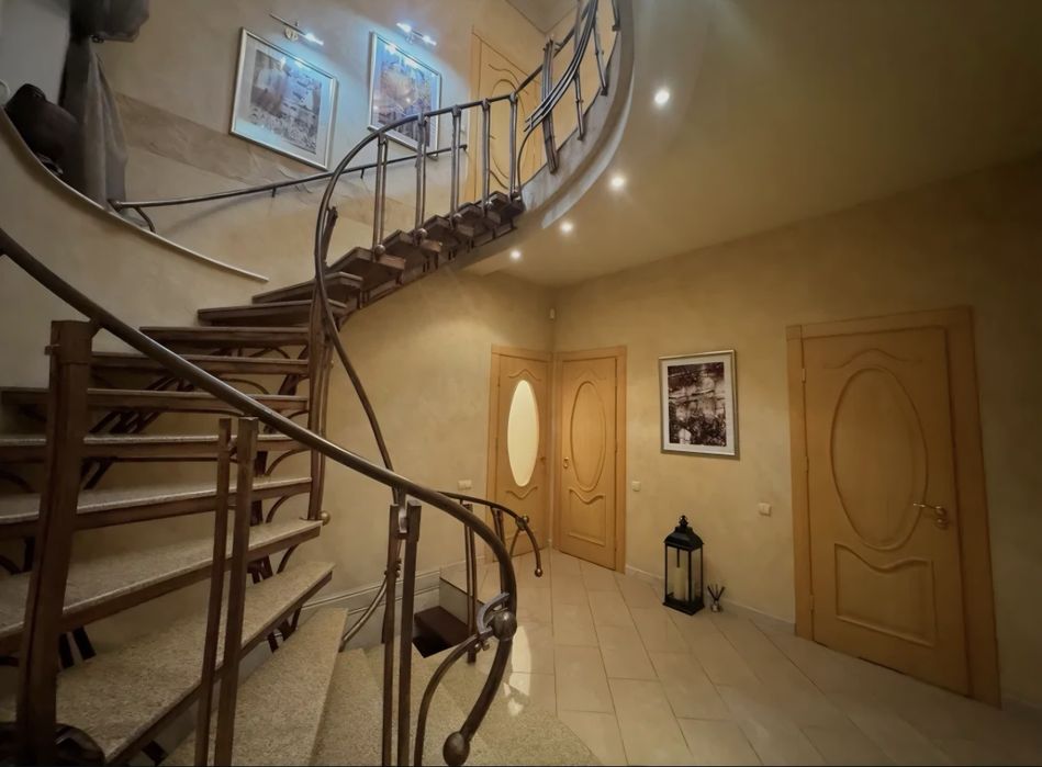 Продаю дом с бассеином в Центре