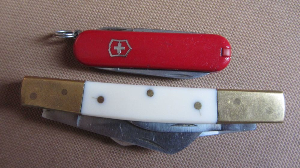 Одним лотом Victorinox Classic SD та HDC Pakistan. Б/у.