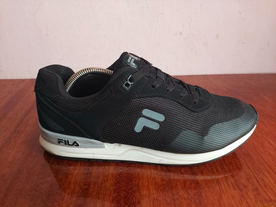 кроссовки фірми Fila оригінал 

Розмір по бірці:
UK 9  Us 10  EURO 43