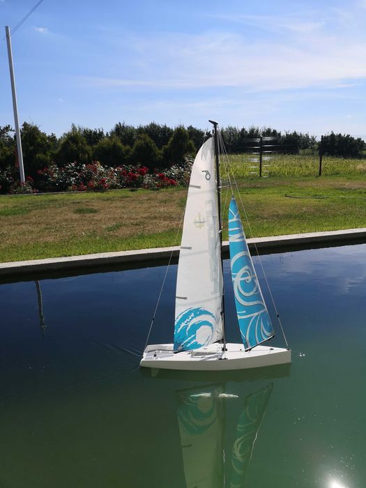 Model żaglówki RC Poseidon 650 + pilot. Sprawna!