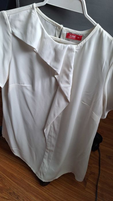 Spódnica,  spodenki, bluzka biała  ecru.