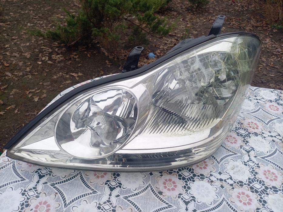 Ліва фара Тоета Авенсис Версо рест.