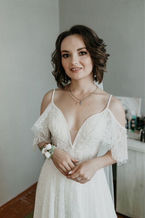 Неймовірна весільна сукня, гарно переливається