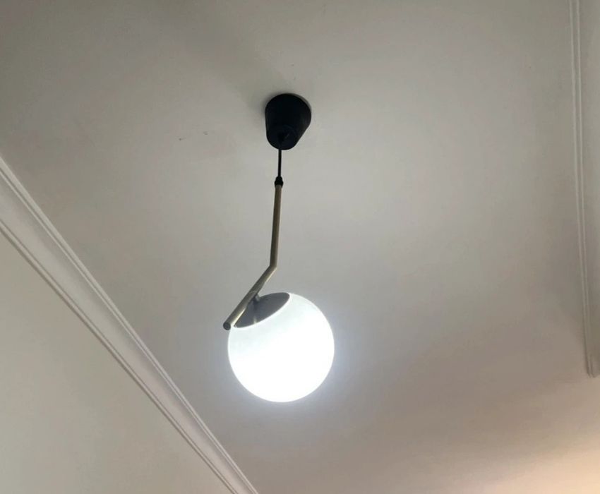 Candeeiro branco e dourado