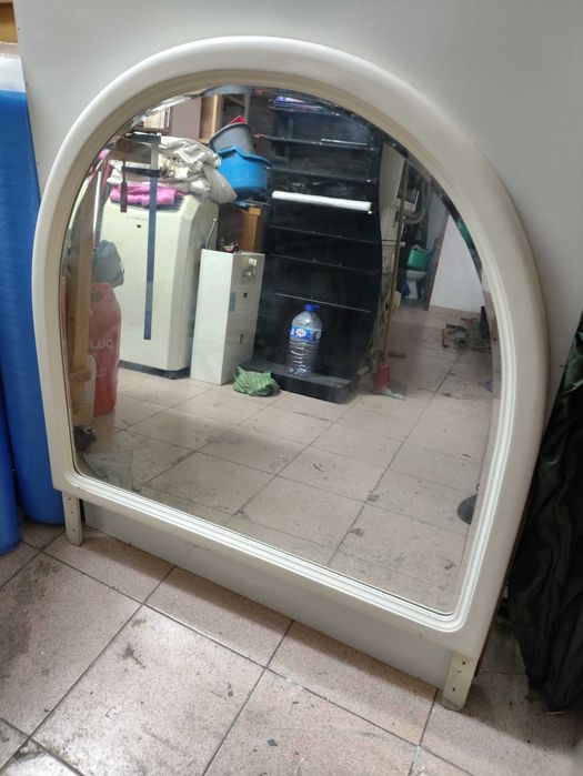 Espelho Grande em madeira branca lacada com seporte para comoda