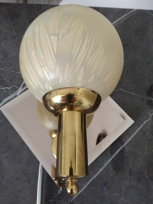 Kinkiet z oprawą szklaną.