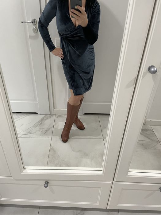 Sukienka Reserved welurowa kopertowa