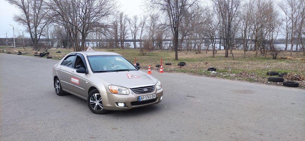 Інструктор з водіння, автоінструктор.