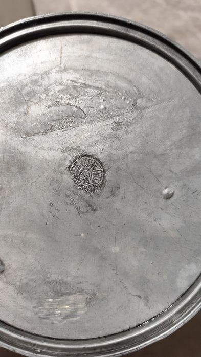 Набір олов'яних глечиків з клеймом.