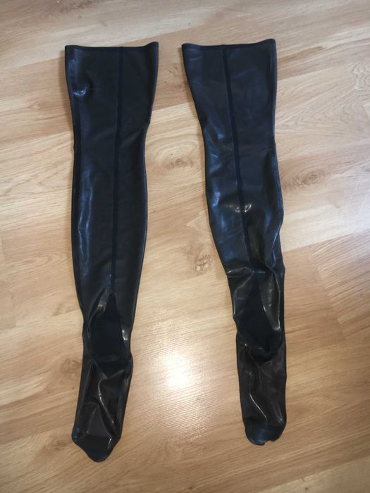914a / Pończochy latex lateks 0,4 mm smoky czarny ze szwem rozmiar M