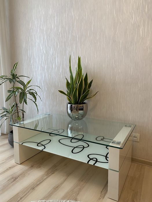 Скляний стіл білий