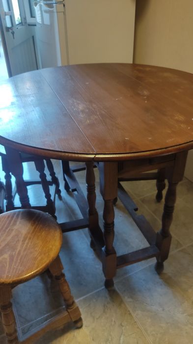 Mesa de madeira e bancos