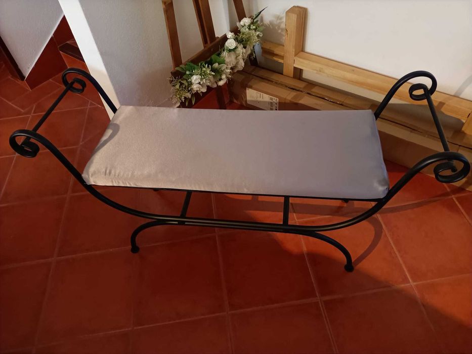 Banco de Pé de Cama com almofada