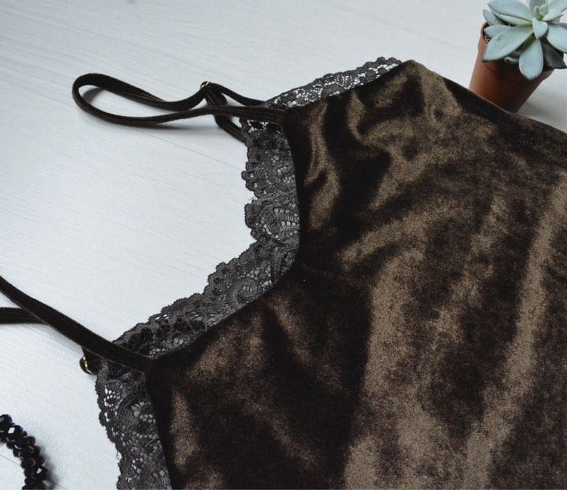 Велюровое платье с гипюром, S