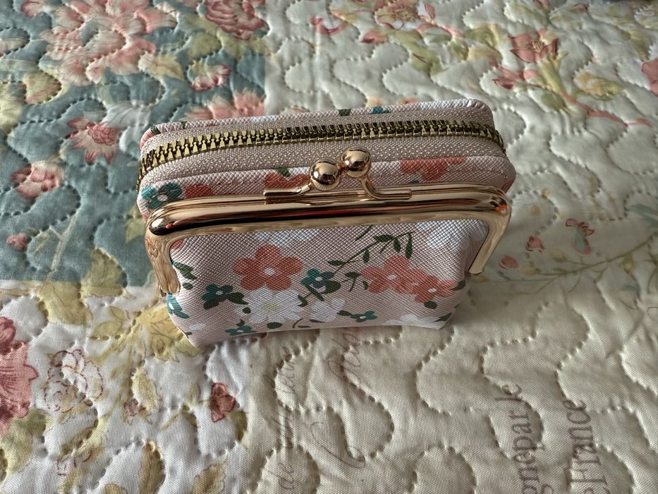 Carteira Floral Rosa/com bolsa versatil