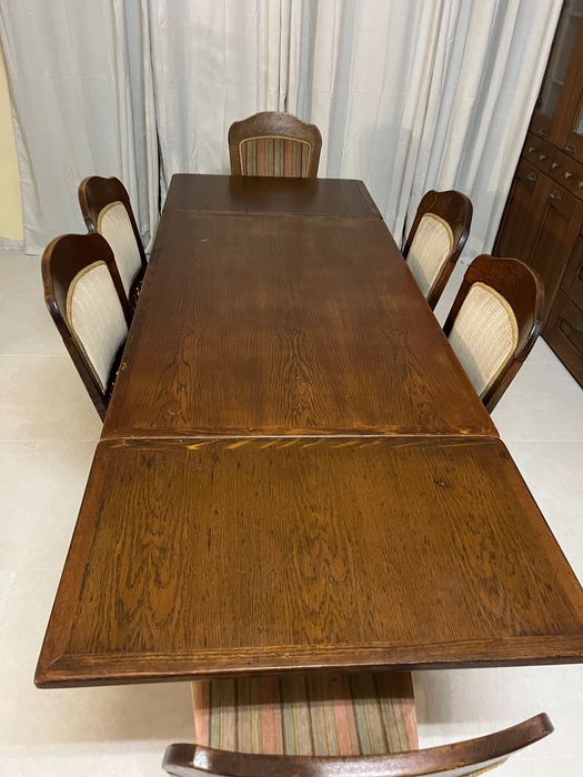 Mesa de jantar e cadeiras