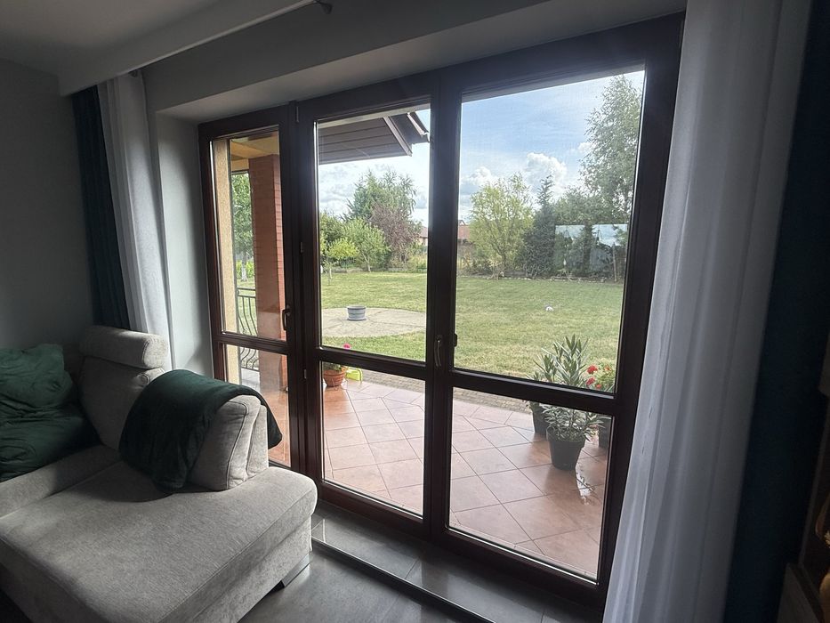 Okno drewniane 3 skrzydłowe z moskitierą na lewym skrzydle.