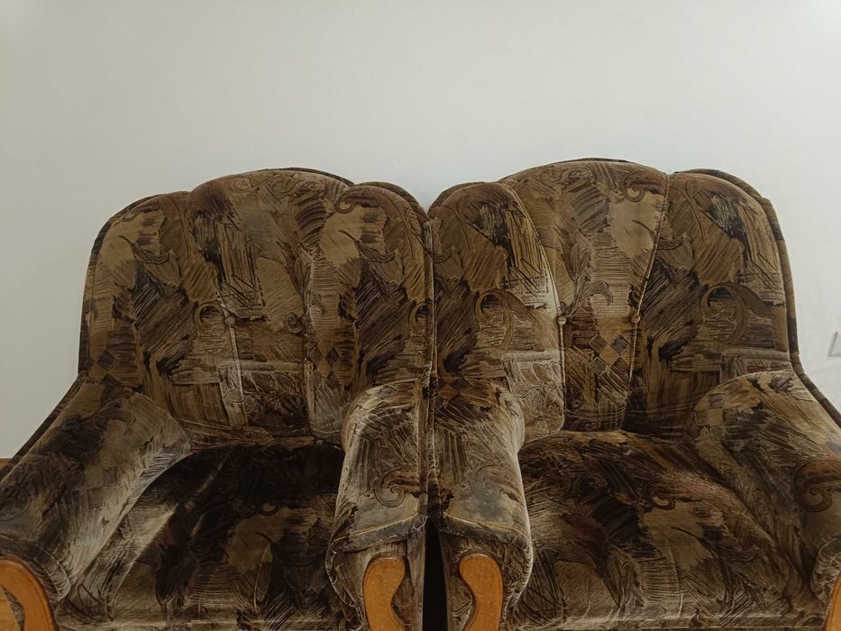 2 коричневих крісла