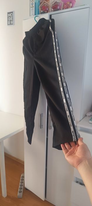 Spodnie prettylittlething 32 XXS czarne z lampasem