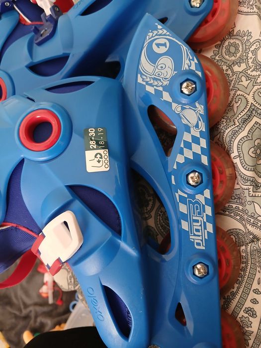 Patins em linha de quatro rodas, como novos.