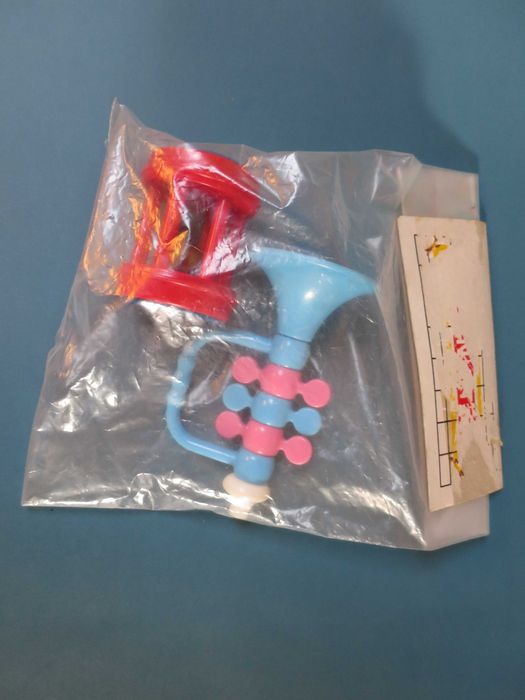 Brinquedo antigo instrumento corneta e roca plástico crianças Planitoi