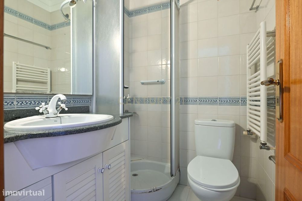 Apartamento T2 com garagem à venda no Arneiro freguesia de Carcavelos
