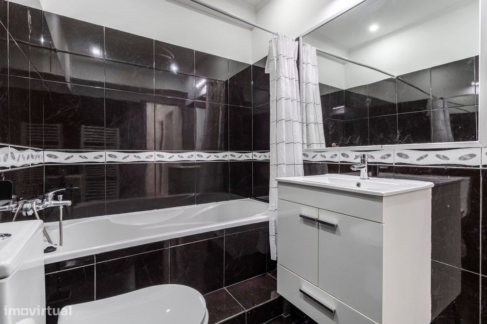 Apartamento T2 c/ Varanda em Agualva, Sintra