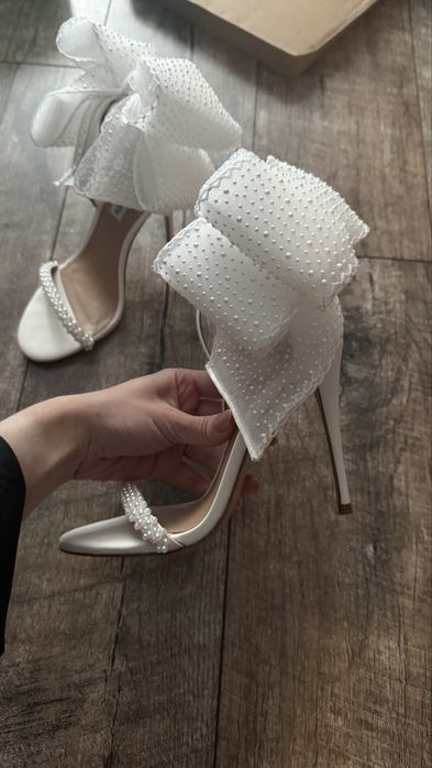 Туфлі на підборі шпилька білі з бантами Steve Madden