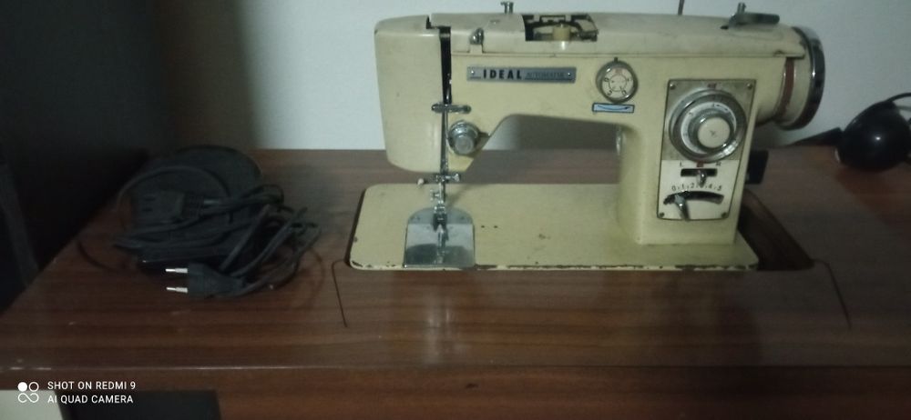 Máquina de costura antiga, com móvel