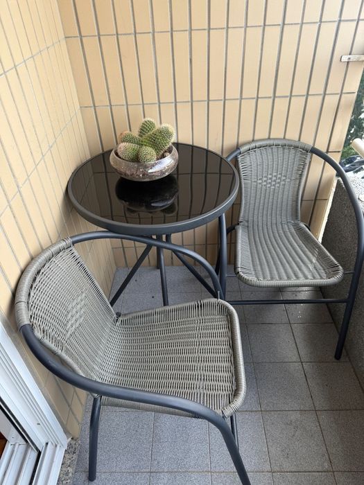 Mesa de jardim em estado de nova motivo da venda mudança.