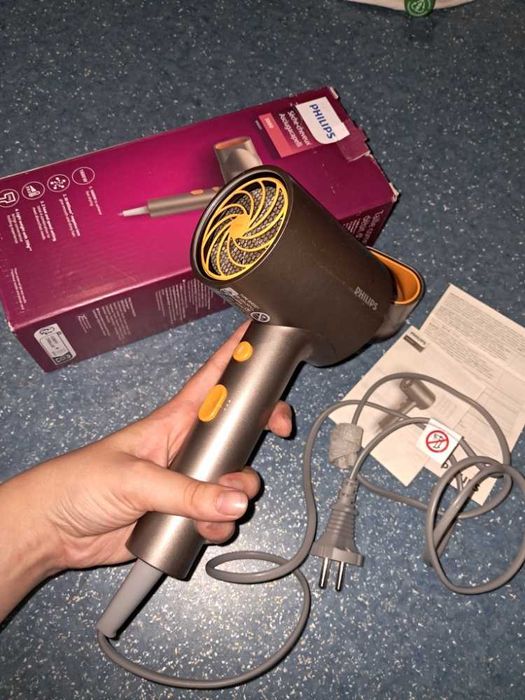 Компактний фен Philips 3000 Series (BHD321) 1600W з іонізацією -- стан нового