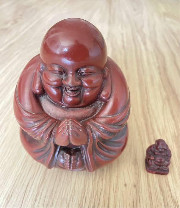 Bonita e Elegante Estátua Budista acompangada de um mini Buda e um DVD