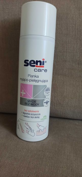 pianka myjąco-pielęgnująca Seni Care, specjalistyczny produkt do delikatnego oczyszczania skóry bez użycia wody.Formuła zawiera pantenol i betainę