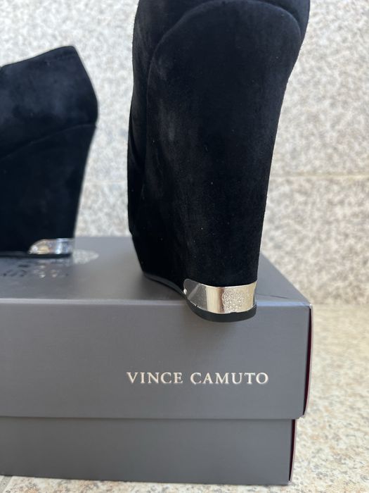 Botins Vince Camuto 38 pretos salto alto cunha elegantes com caixa
