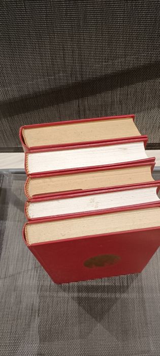 5 livros encadernados de obras de Eça de Queirós