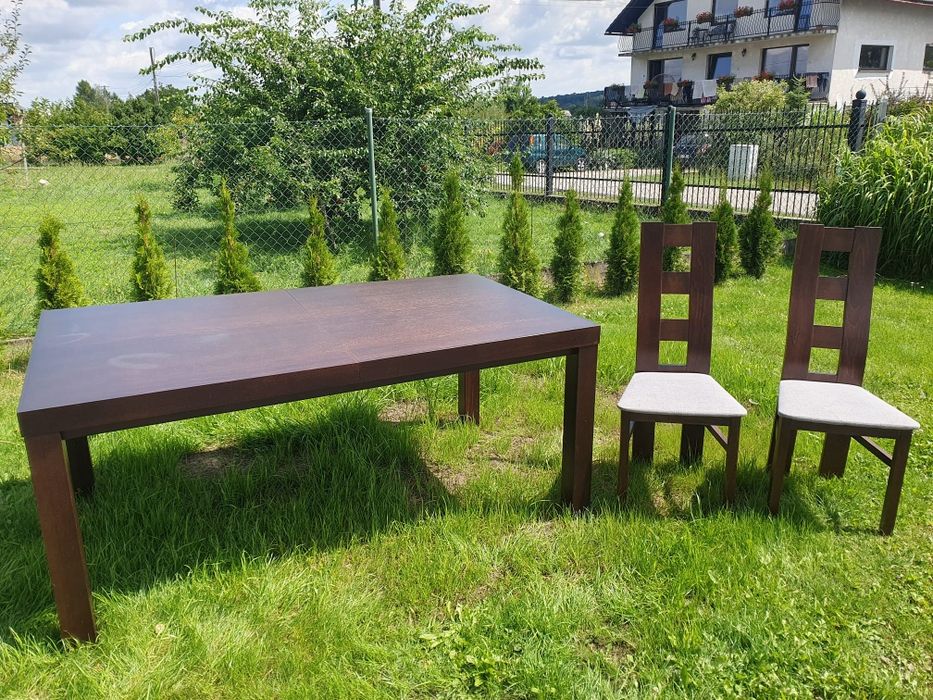 Duży solidny stół z 8 krzesłami do jadalni