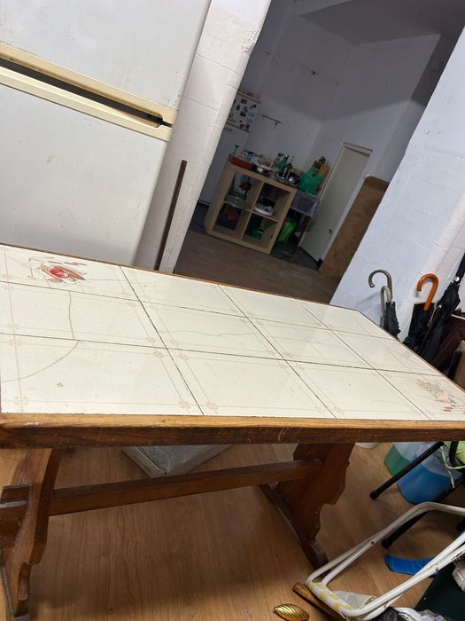 Mesa de cozinha com azulejo